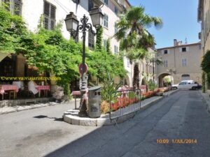 Após o arco que se vê ao fundo, está a parte mais antiga da cidade.