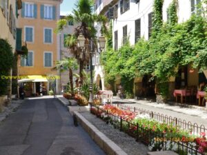 Place des Arcades, Biot, na parte antiga da cidade.