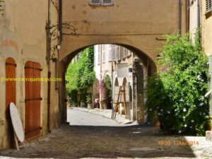Vista parcial da parte antiga da cidade. Ao fundo, Place des Arcades.