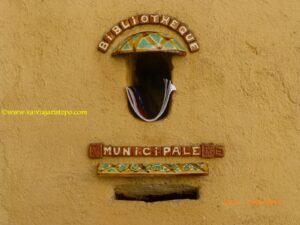 À esquerda de quem sai da igreja, a solução inteligente e prática para se devolver livros.