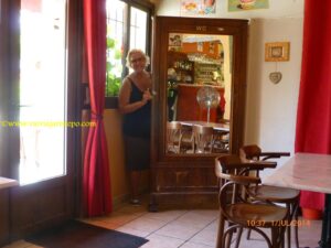 Não, eu não estava bisbilhotando o guarda-roupas. Eu estava indo ao toilette.