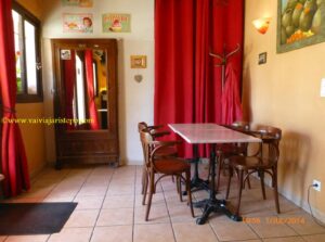 Um dos salões da creperie. A porta espelhada do armário, à esquerda, é a porta do toilette. Criatividade na decoração.