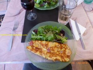 Crepe salgado de presunto e salada. Excelentes.