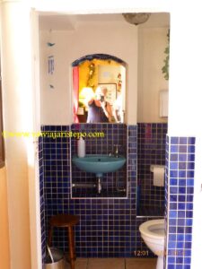 Outro pormenor criativo no banheiro foi a colocação da pia dentro de um nicho.