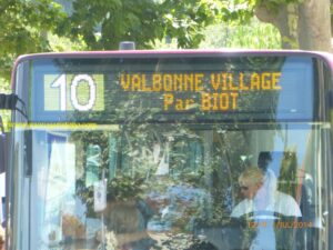 Para retornar à estação de trem, basta descer um pouco a ladeira e pegar novamente o 10.