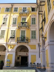 à certa distância, não me dei conta de que frontões, frisos e balaústres que adornam janelas e varandas eram pinturas executadas com a técnica "Trompe L'Oleil" , tamanha a perfeição do trabalho. À medida que fui me aproximando de uma das paredes daqueles prédios é que percebi que estava cercada por um painel artístico imenso e mais maravilhada fiquei.