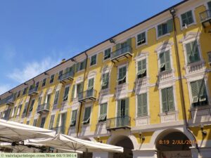 Blocos longos dos edifícios da Pça Garibaldi, em Nice.