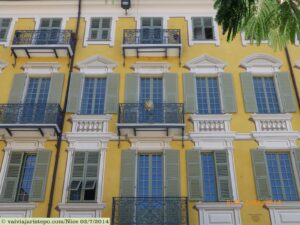 Molduras de portas e janelas, frontões e balaústres  executados com a técnica de  pintura Trompe L'Oeil. Molduras, frontões (triângulos e arcos acima das janelas e balaústres (abaixo das janelas), tudo é pintura!