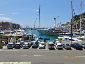Vieille Port. Daqui saem embarcações para a Córsega e para Saint Tropez (Quai Lunel).