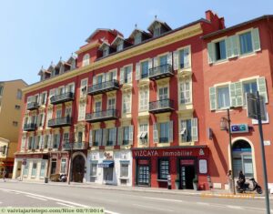 Vieux Port. Destaque para os prédios pintados em ocre, bem comuns na Provence, no sul da França.