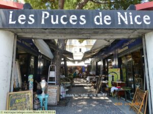 Mercado de pulgas é para ser bisbilhotado e não visitado. Tudo tem que ser visto minuciosamente, a fim de que nada escape desta varredura.