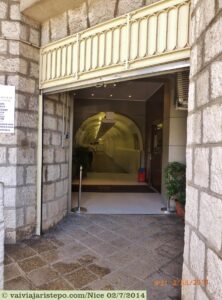 Entrada do Elevador do Castelo. Por fora, a viola não é tão bela. Entretanto, por dentro, encontrei boa surpresa.