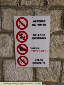 Morro do Castelo - placa anunciando determinadas proibições para subir o elevador. 