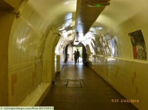 Pelo corredor de acesso ao elevador, percebe-se a organização e a limpeza.