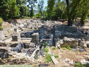 Sítio arqueológico sendo trabalhado no alto do Morro do Castelo.