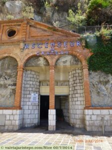 Por fora, ninguém tem noção do quanto o elevador é organizado e limpo. Entrada gratuita.