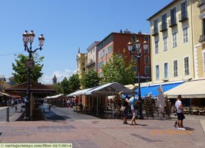 O Cours Saleya, na parte antiga da cidade, é um excelente endereço para quem gosta de comer em bons restaurantes, fazer boas compras, ou mesmo bater pernas. A avenida é movimentada e alegre.