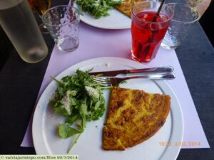 Pedimos uma socca (fritada feita com farinha de grão de bico) para experimentar e gostamos.