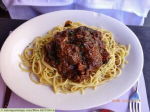 M. Morlaix pediu massa com uma espécie de goulash de carne bovina - estava muito boa.