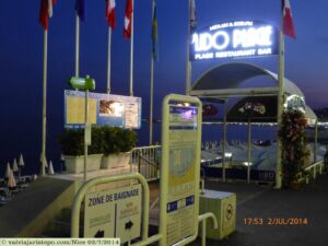 Lido Place. Entrada para quem se dispõe a pagar por "um lugar ao Sol" e ficar mais confortável na areia da praia.