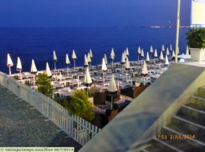Praia que margeia a Promenade des Anglais.