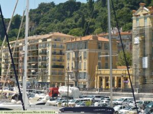 As cores ocres da Provence chamam atenção por seus tons. É o colorido da terra aplicado em paredes. Adoro!