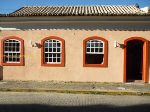 Apreciado casarão na Rua XV de Novembro, em Santo Antonio de Lisboa. Fica em frente ao mar.