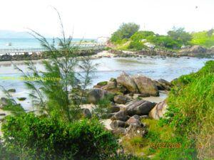 Ponta das Campanhas vista do canal da Praia do Matadeiro.