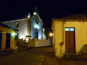 À direita, casa onde funcionou a alfândega.