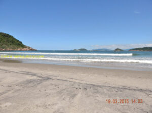 Ponta do Frade à esquerda.