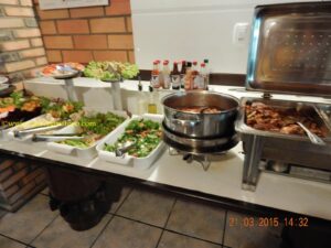 Saladas diversas, língua e frango assado.