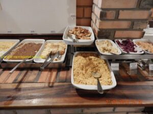 Goulash, salsichão branco e rosado, farofa, chucrute, repolho roxo, purê de maçãs ...