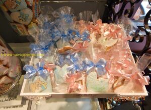 Observem os biscoitos contidos nos vidros. Todos os modelos são para chá de bebê.