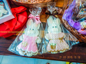 Decoração feita à mão. Repare nos detalhes das roupas dos coelhinhos.