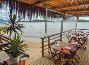Imagine-se em uma destas mesas, saboreando um prato delicioso e sentindo a brisa do mar acariciando seu rosto...