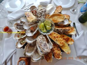 Ostras com recheio surpresa só vi no Porto do Contrato. Preços de março de 2015.