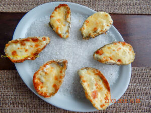 Ostras gratinadas e mariscos à milaneza para darmos início aos trabalhos.