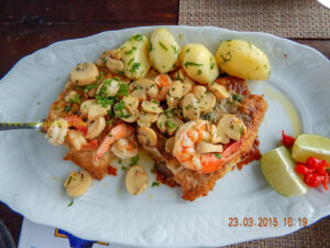Garoupa ao molho de camarões e Champignons.