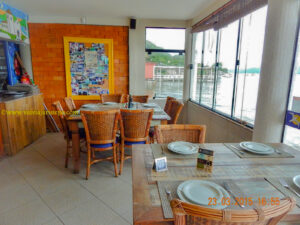 Mesas com vista para o mar - um de nossos cantos prediletos.