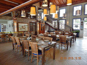 Os espaços amplos entre as mesas do Rancho Açoriano oferecem um tipo de conforto que apreciamos.