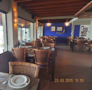 Continuação do salão do térreo, com vista para o mar. 