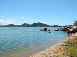 Quem quiser tranquilidade e um mar para chamar de seu, basta trafegar em direção a Sambaqui. 