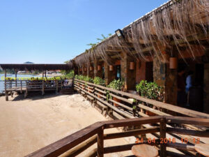 As instalações mais rústicas do restaurante, minhas prediletas, onde é maior o contato com o mar.