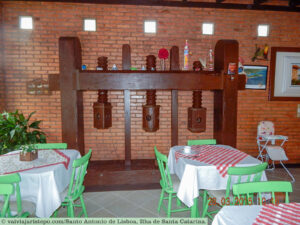 Lugr onde é servido o fato café da manhã. Confortável até mesmo para os bebês, que podem contar com uma cedeira própria