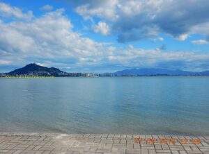 Praia de Santo Antonio de Liboa. Ao fundo, o continente.
