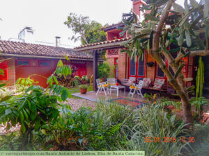 A varanda e a sala de estar, são lugares aconchegantes para conversação.