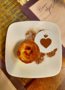 Qualquer semelhança do coração de canela feito no prato, com o desenho aplicado sobre o Pastel de Natas, não é mera coincidência!