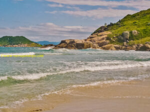 Neste trecho Naufragados faz jus à sua fama de mar agitado e perigoso. À esquerda, a Ilha de Araçatuba.