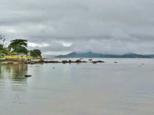 E enquanto você saboreia uma das especialidades do cardápio do restaurante, vez ou outra você olha pela janela, e aprecia a tranquilidade da paisagem sob um ângulo que só você vê.