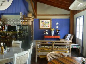 No jirau, o proprietário decorou um cantinho charmoso para quem aguarda uma mesa.